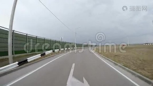 汽车正从高速公路驶出. 后景。视频