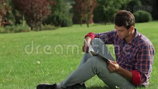 坐在草地上读书的人视频