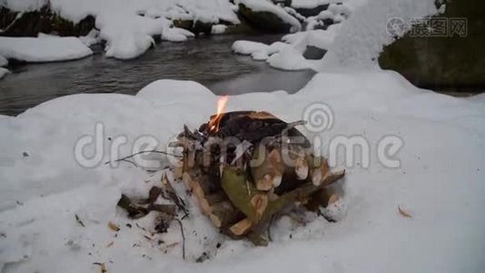 在森林里的雪地上开火视频