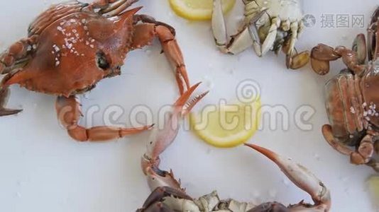 煮熟的红蟹，美味健康的海鲜视频