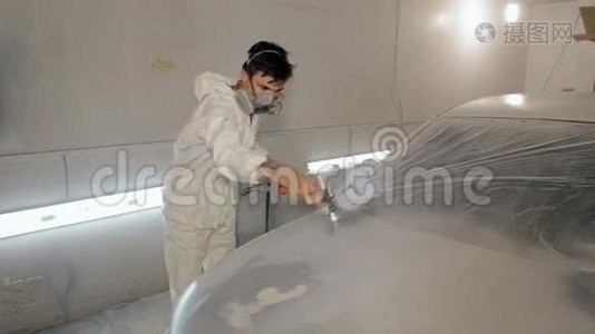 中档工人用白色油漆油漆汽车视频