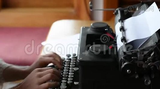 一位年轻女作家用古董打字机写字的手视频