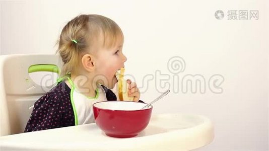 一个两岁的小女孩吃粥..视频