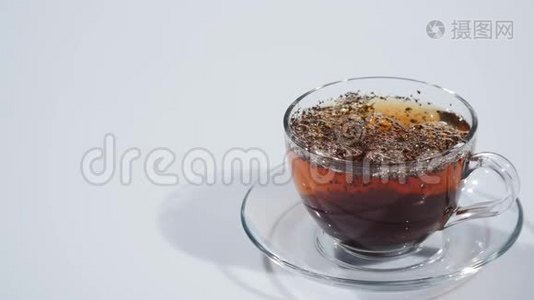 茶是用杯子冲泡的.视频