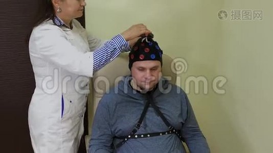 医生给一个人戴上耳机来研究人脑。视频