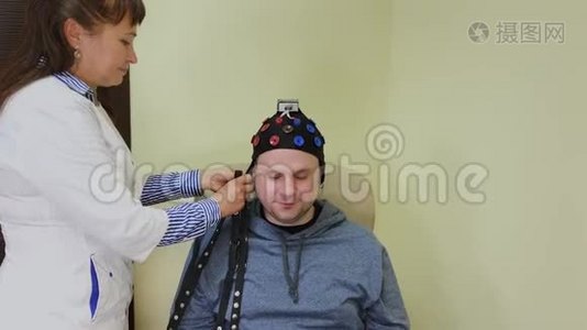 医生给一个人戴上耳机来研究人脑。视频