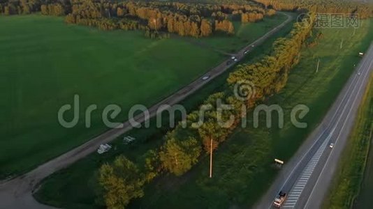 夏季日落时可鸟瞰道路。视频