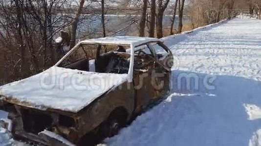 冬季公园发生火灾后，汽车被烧毁视频