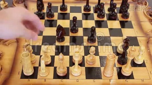 棋盘上棋子收拢，景浅.. 下棋的人，手的特写视频