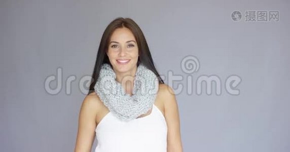 穿着羊毛围巾的美女视频