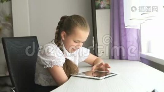 女学生在家里使用数字平板电脑视频