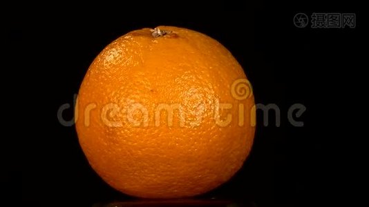 熟橙隔离在黑色上，旋转.视频