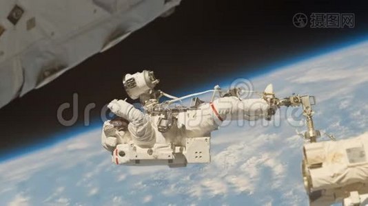 宇航员在深空工作。视频