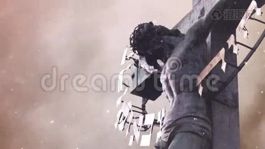 在暴风雨雪中与耶稣基督雕像一起受难十字架视频