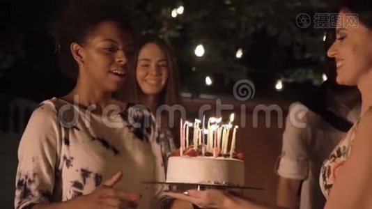 带蛋糕的快乐朋友视频