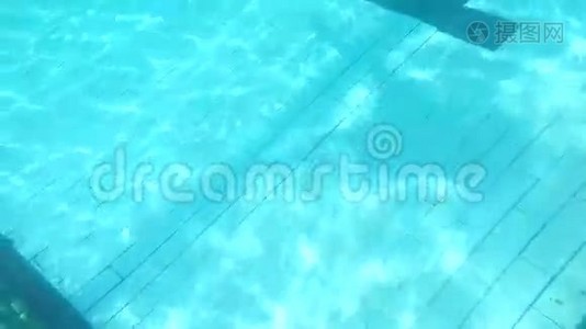 透明的蓝色水波荡漾水下镜头视频