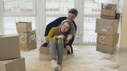 幸福的夫妻在新房子里一起玩视频