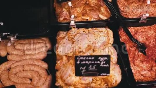 店内陈列柜上附有价格标签的新鲜生肉视频