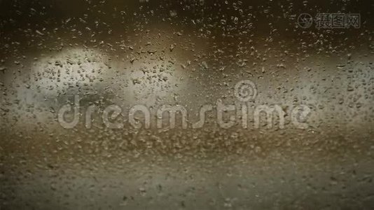 雨滴落在家窗玻璃上，有傍晚的交通背景视频