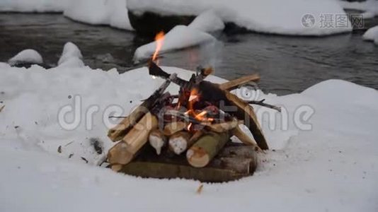 在森林里的雪地上开火视频