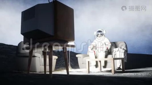 宇航员在月球上回家看电视。 现实的4k动画。视频
