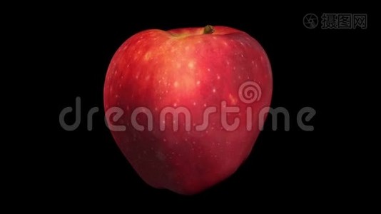 黑色背景下`苹果红味旋转视频