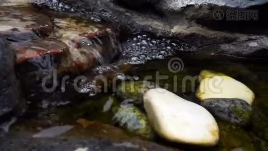 瀑布和岩石石头视频