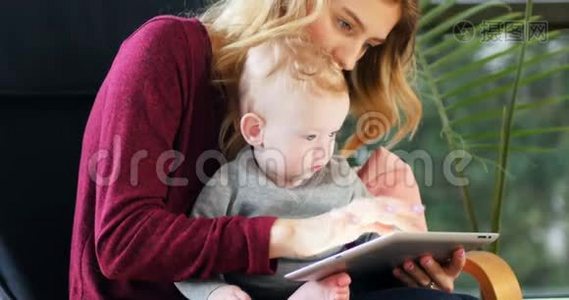 妈妈和宝宝在家用数码平板电脑视频