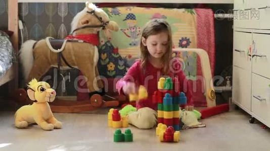 可爱的小女孩在家玩玩具积木视频