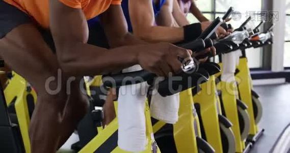 在健身房锻炼自行车视频