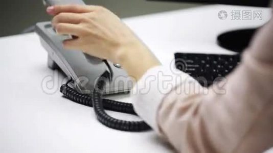 愤怒的女商人用电脑打电话视频