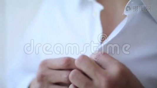 男人扣着一件白色衬衫视频