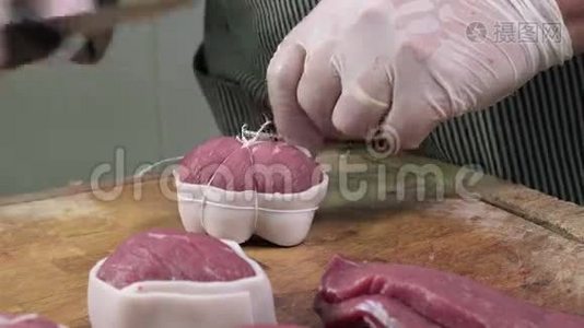 一个屠夫生产小牛肉视频