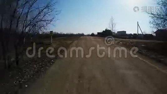 乡村驾驶汽车在砾石路上使用菲舍耶镜头。视频