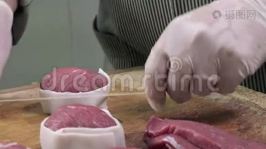 一个屠夫生产小牛肉视频