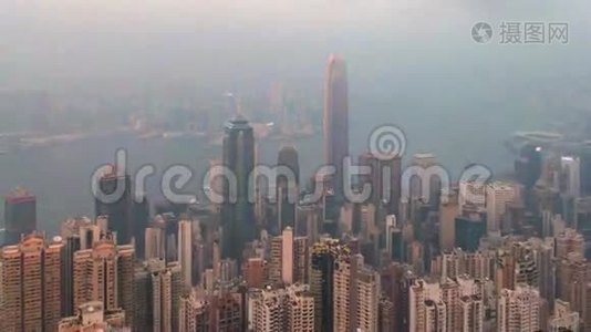 从山顶的高景点看，时间一天一夜的香港城市和天空中的薄雾视频