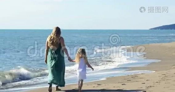 妈妈和女儿在海滩上散步视频