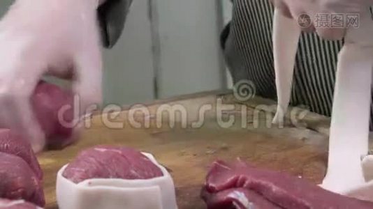 一个屠夫生产小牛肉视频