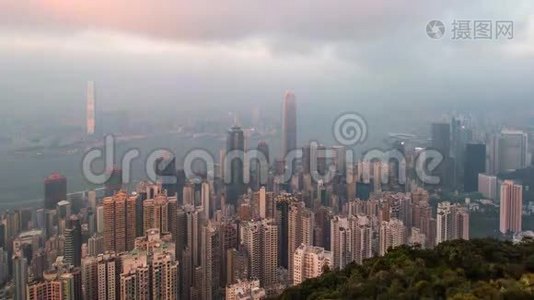 从山顶的高景点看，时间一天一夜的香港城市和天空中的薄雾视频