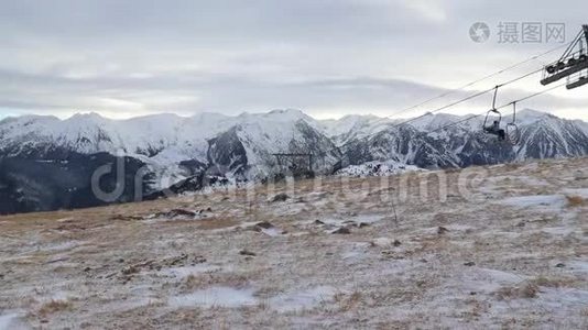 山顶背景上的滑雪站。视频