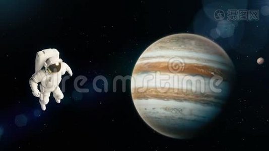 太空宇航员正在木星上空飞行视频