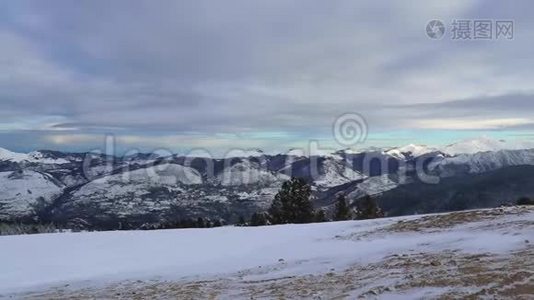 山顶背景上的滑雪站。视频