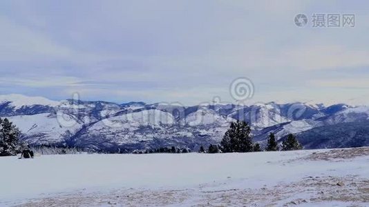 山顶背景上的滑雪站。视频