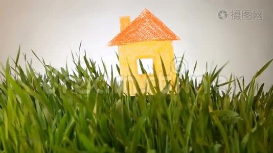 草绿色夏季背景上的房屋绘制图标。视频