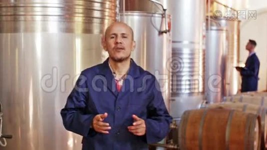 成熟的男性开朗的葡萄酒厂工人视频