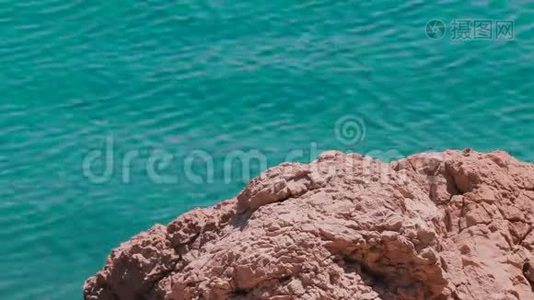 岩石后面的海。 蒂斯诺，克罗地亚。 旅行类别视频