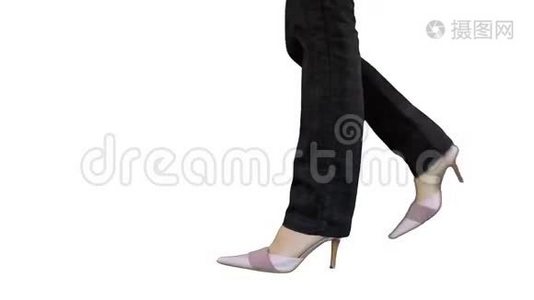 穿高跟鞋的女人，白色背景视频
