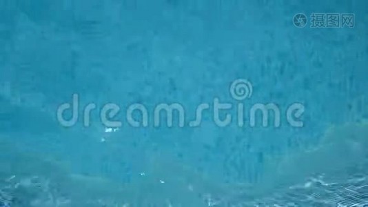 游泳池里的天然浅蓝色水视频