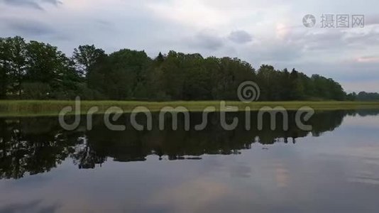 在平静的夏日傍晚，美丽的自然景观。视频