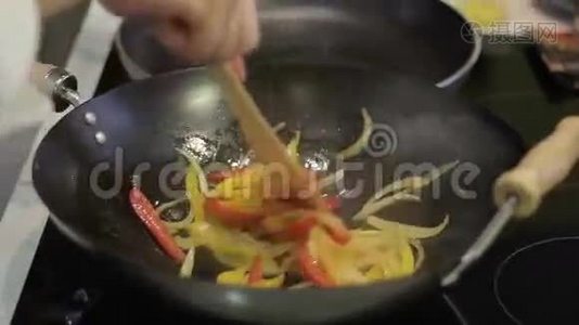 厨师用煎锅准备蔬菜视频